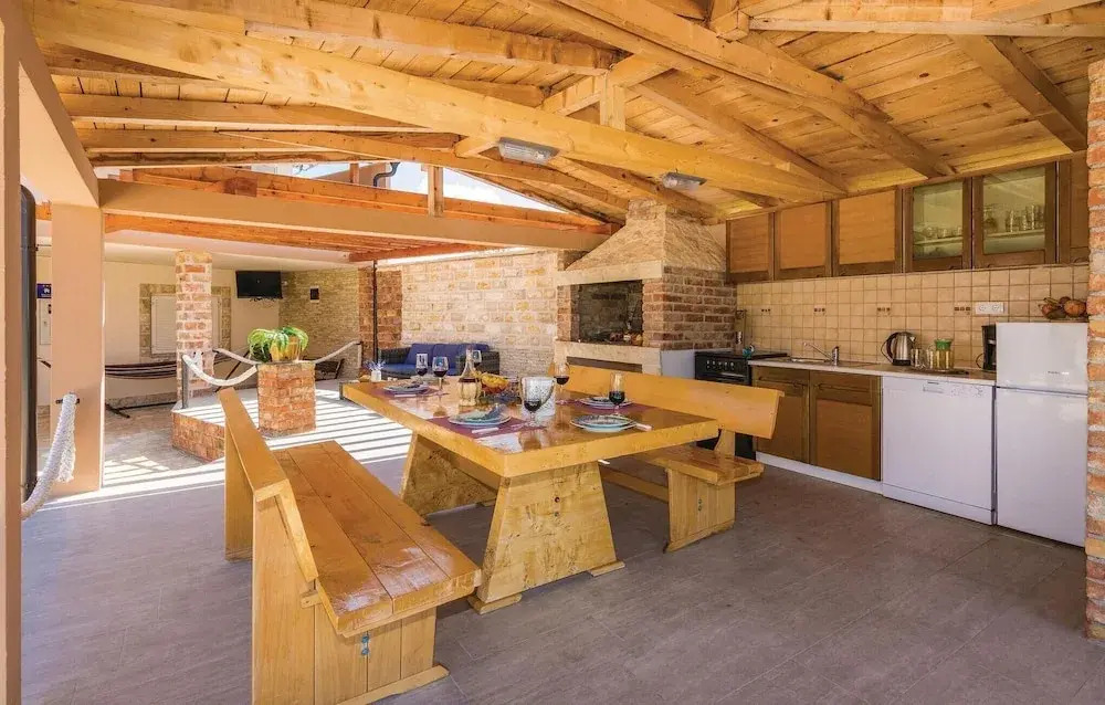 Awesome Home in Gorica With Wifi and 5 Bedrooms