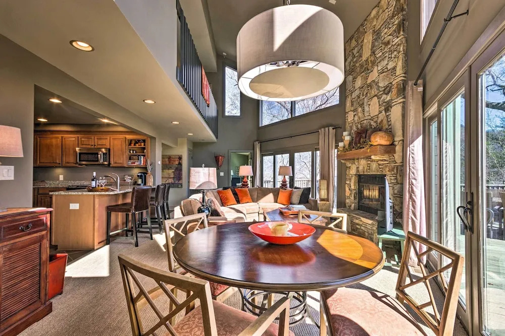 Luxe Rumbling Bald Home w/ Deck & Mountain View
