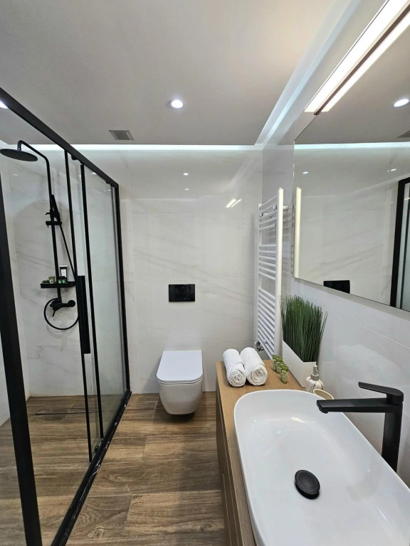 Newly Renovated Garden view apartment!!