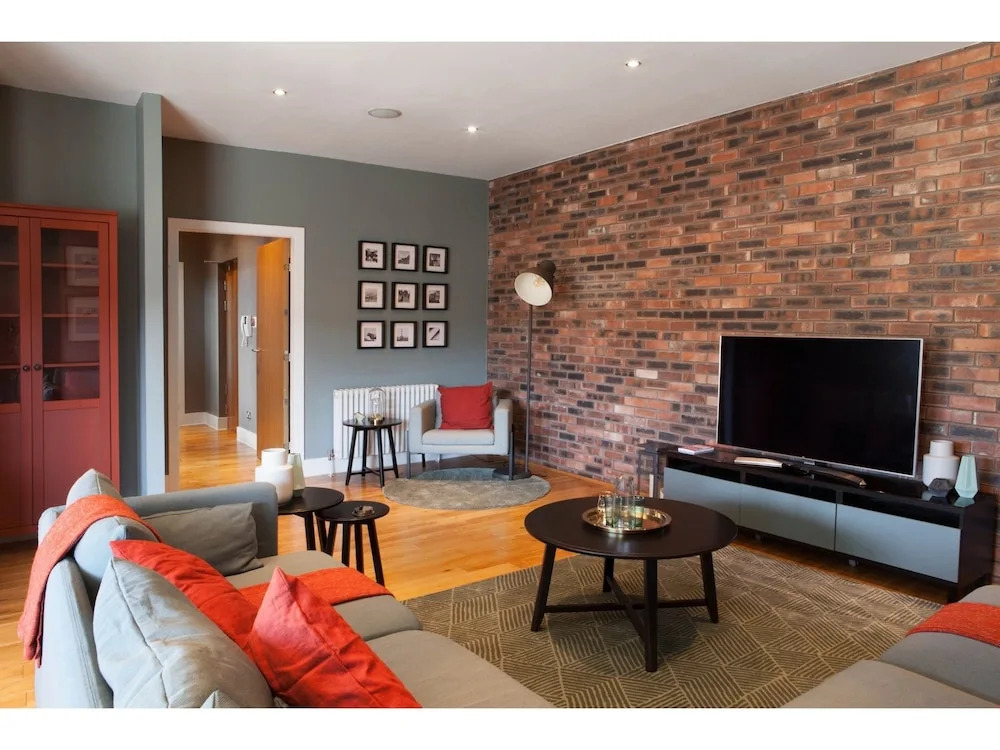 Spacious 2BR Central Glasgow Flat for 4
