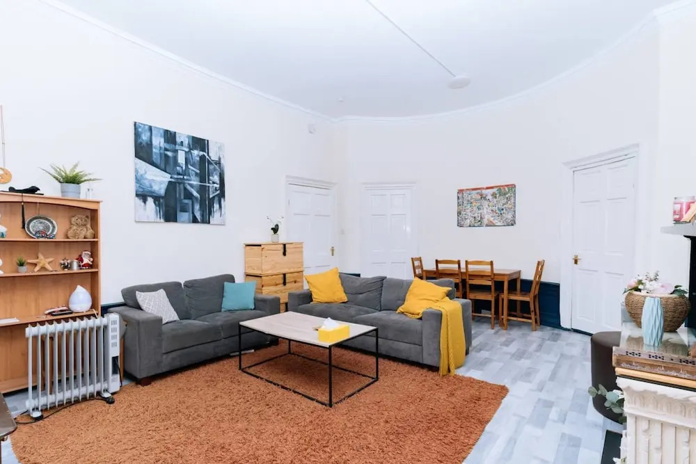 Bright High-ceiling 2BD Flat - Central Edinburgh!