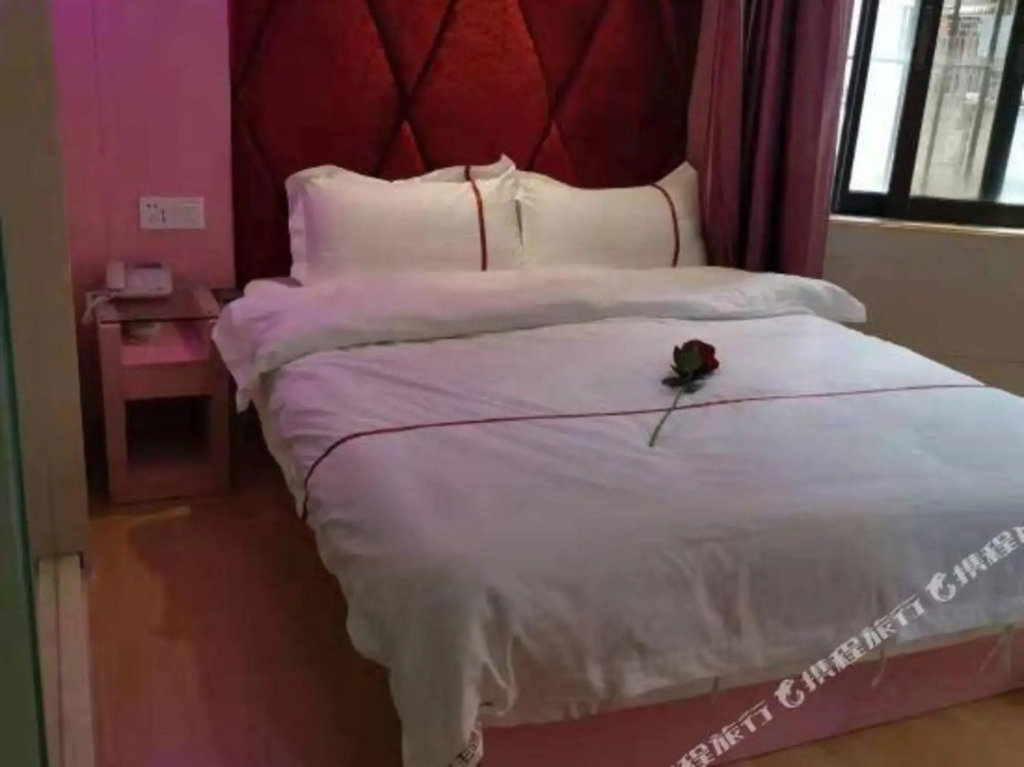 Zhongchao Theme Hotel (Shenzhen Luohu Wenjin Subway Station)