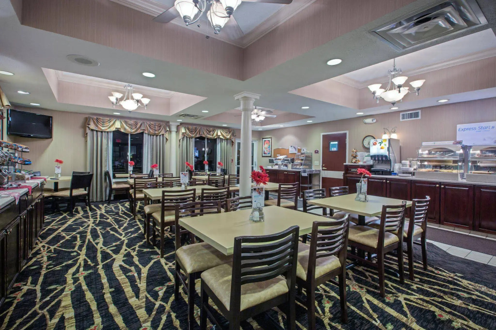 Holiday Inn Express Hotel & Suites Youngstown North-Warren/Niles by IHG
