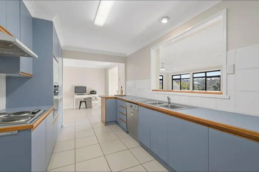 Harrys @ Shelly Beach - family home with pool