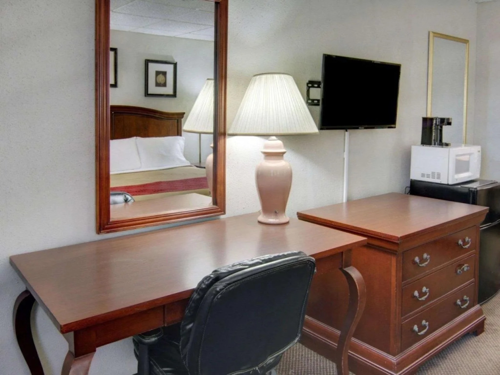 Econo Lodge Conference Center