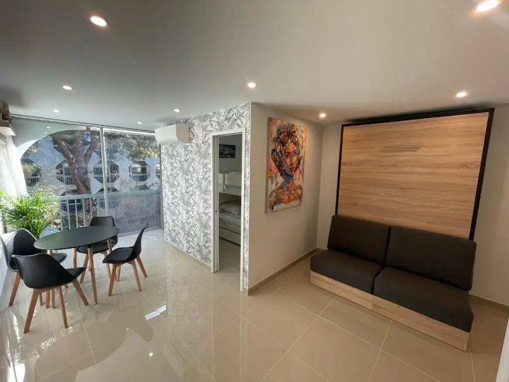 Grand studio en centre ville et à 50 mètres du port, climatisé