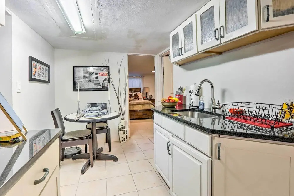 Contemporary Cincinnati Apt w/ Wifi, Near Kenwood!