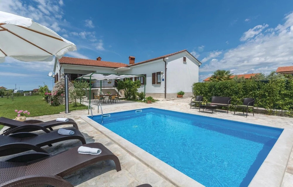 Nice Home in Brtonigla With Wifi and 3 Bedrooms