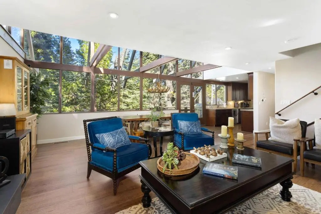 Snowflower Cabin Modern Luxe, 2 Level, 1500 sqft, AC, View, Dogs, Walk to Village