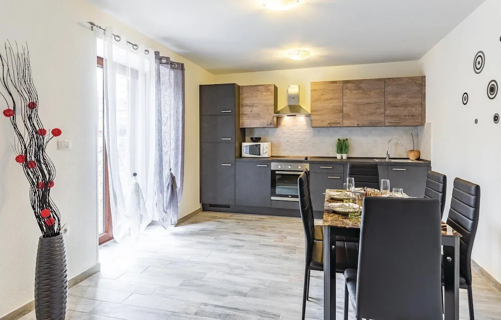 Awesome Home In Peruski With Wifi