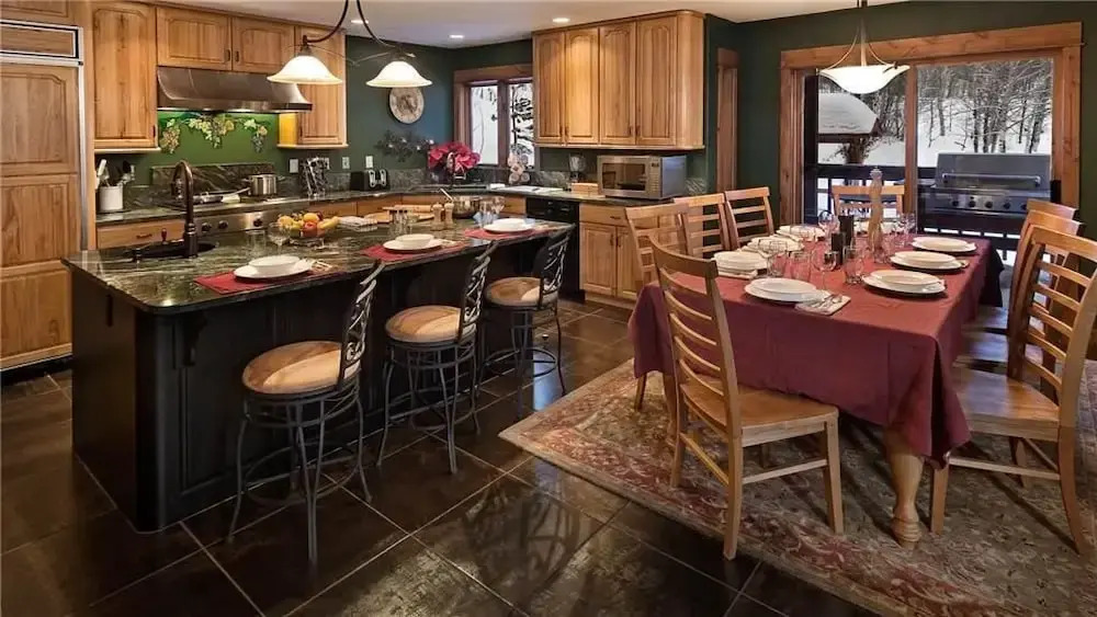 Creekside Chalet 6 BedroomHoliday home By Moving Mountains