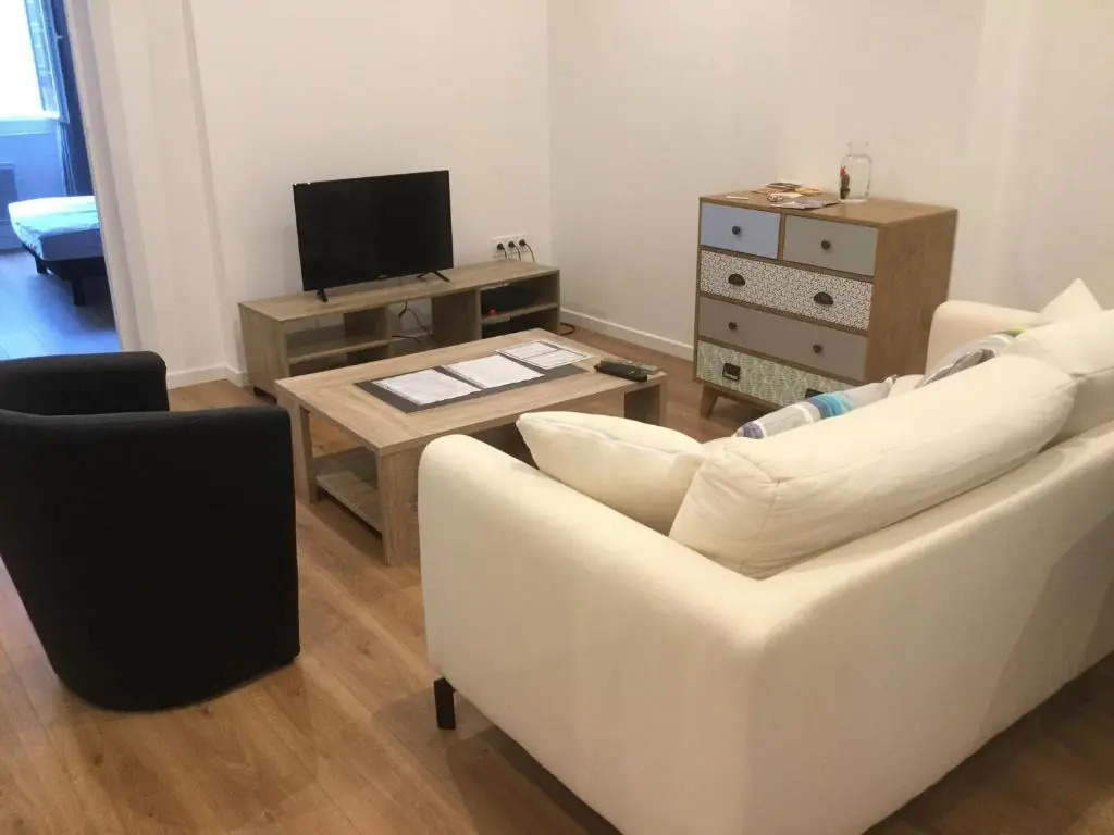 3 chambres en lit double, 6 personnes, dans appartement entièrement rénové, 70 m2 , WIFI,Climatisation, très calme , tout équipé,lit bébé