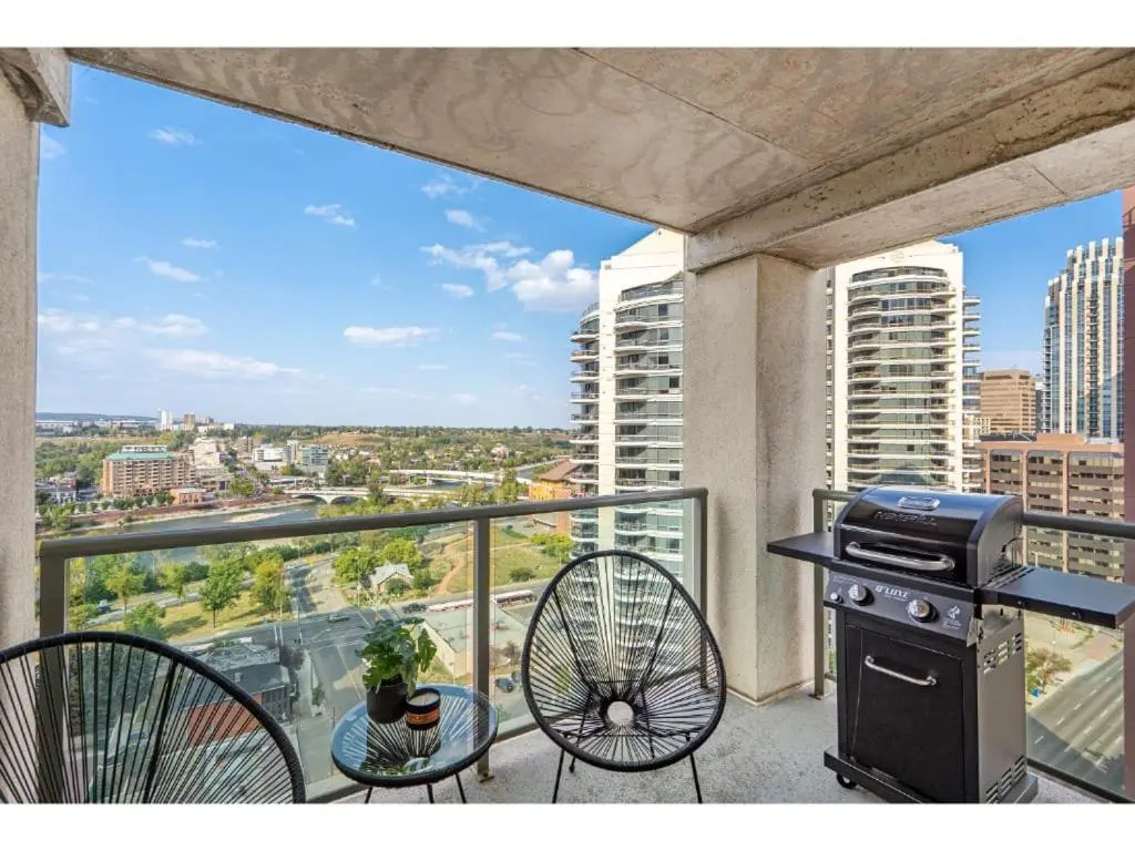 The Loki I Patio & BBQ I Sleeps 5 I Downtown I TV