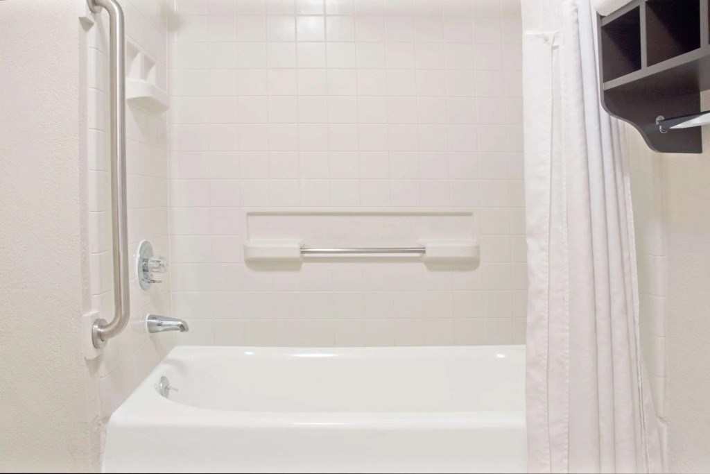 Howard Johnson by Wyndham Houston Heights Downtown