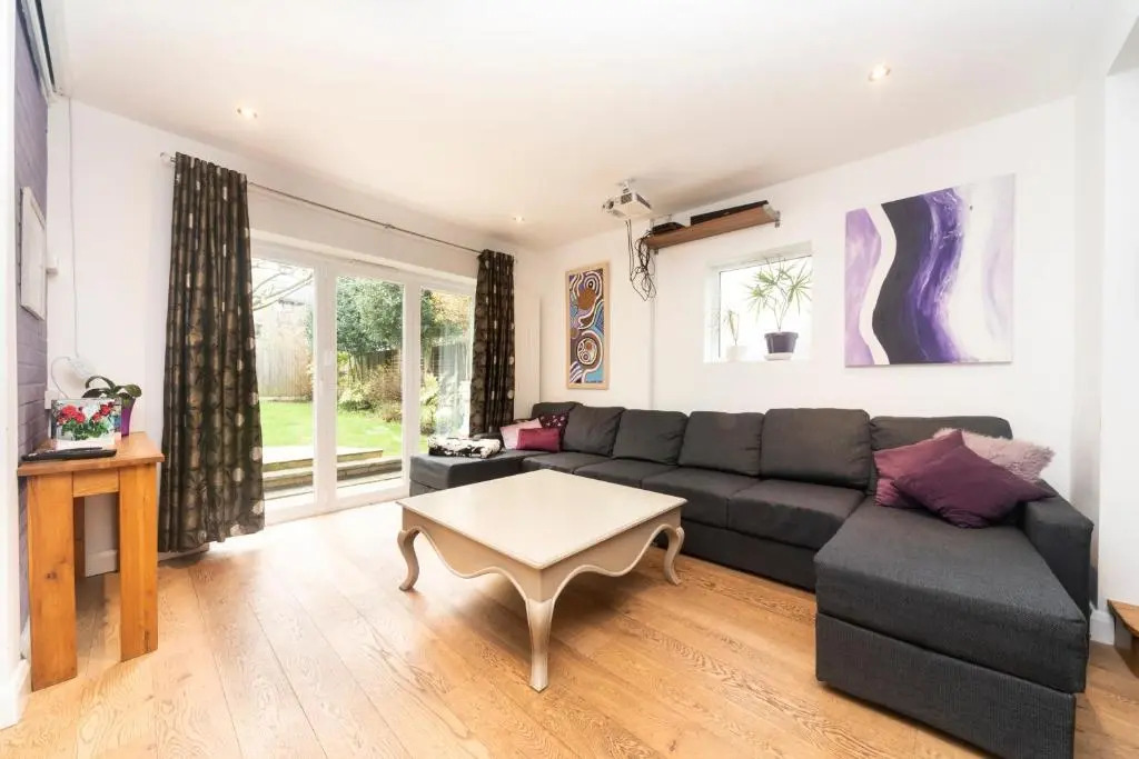 6 bedrooms beautiful home 3 bathrooms, quiet location with garden near Legoland Windsor Heathrow