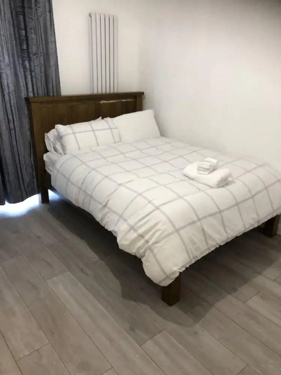 Stunning 1-bed Apartment With En-suite in Strood