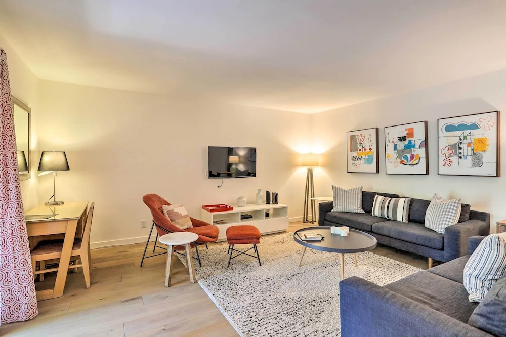 Palm Springs Hideaway w/ Resort Amenities!