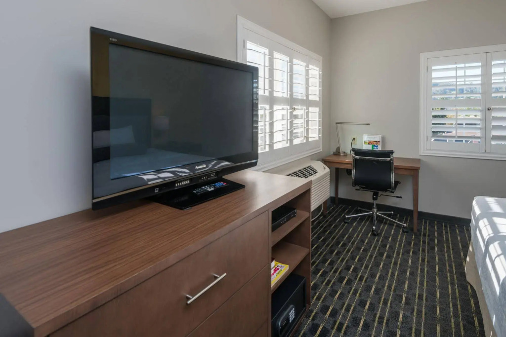 Hotel Aura SFO Airport FREE SHUTTLE