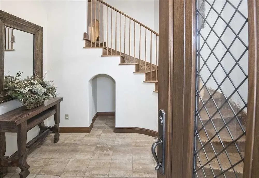 Holden Road Residence 5 Bedrooms 6 Bathrooms Condo