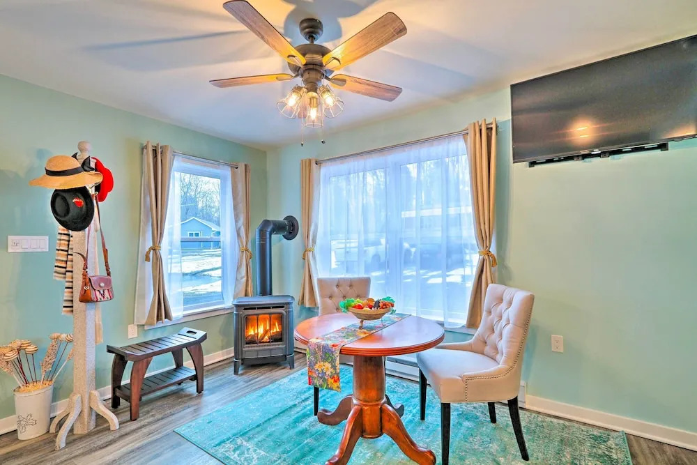 Unwind Fireside! Poconos Cottage 12 Mi to Slopes