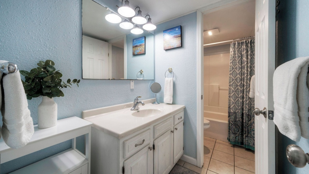 Sleeps 18 2 Beachfront Condos, Pool, Pickleball Courts Island Retreat