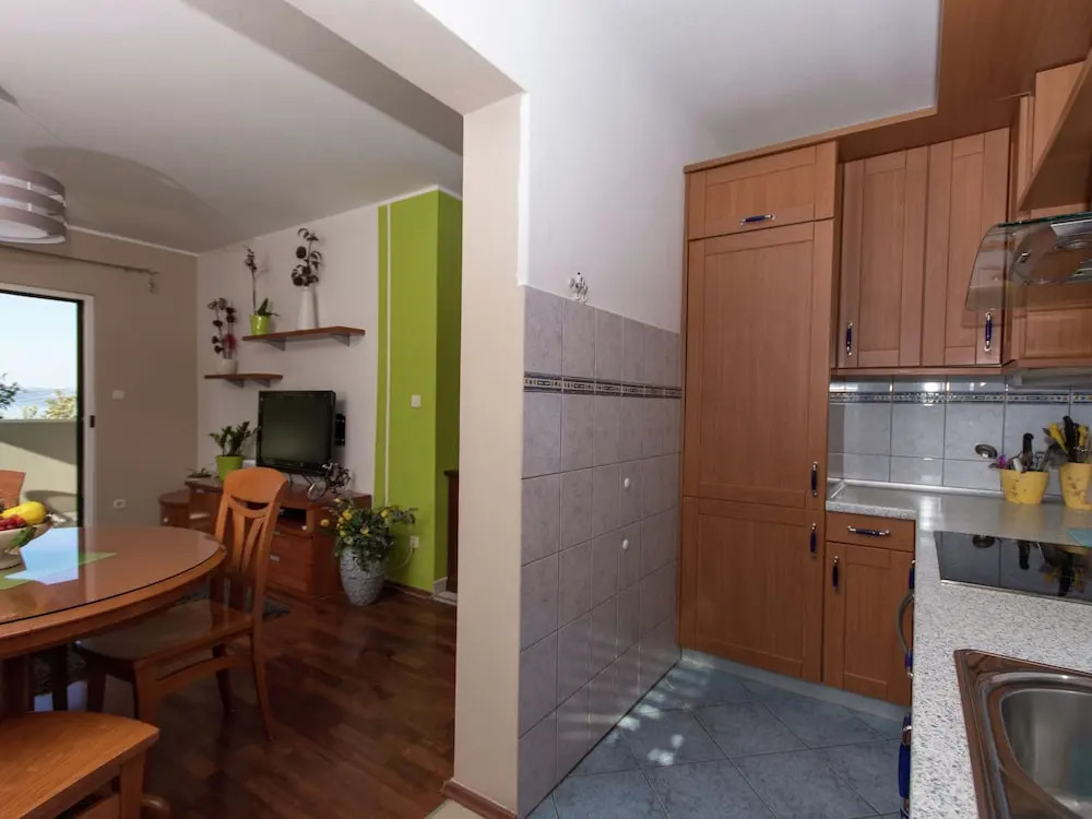 Delightful, three-bedrooms, terrace & outdoor dining area, close to the beach