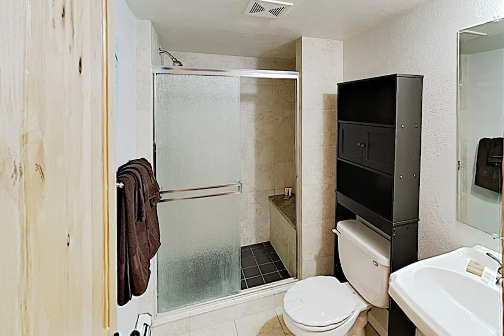 Updated Treehouse W/ Heated Pool & Hot Tubs 2 Bedroom Condo