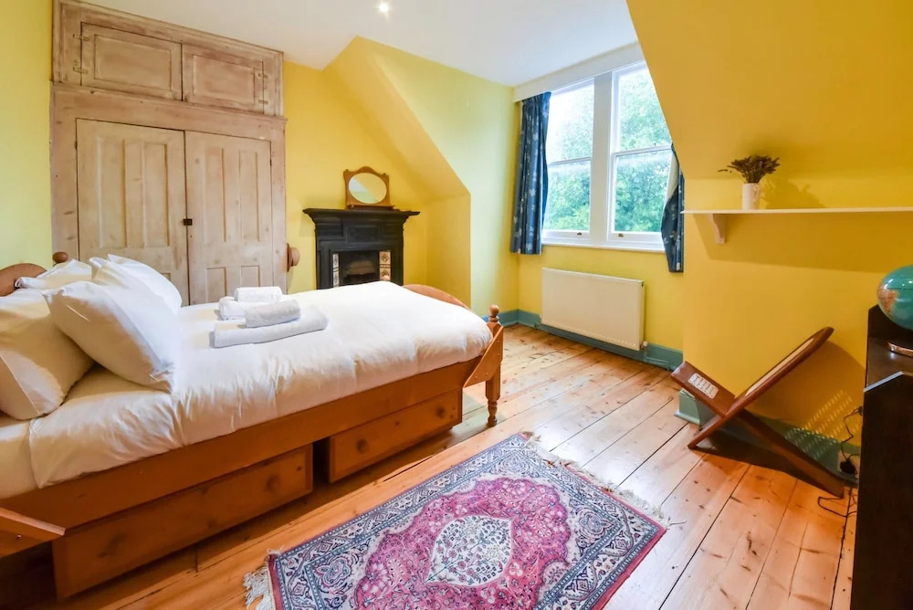 2 Bedroom Top Floor Flat Near Willesden Green