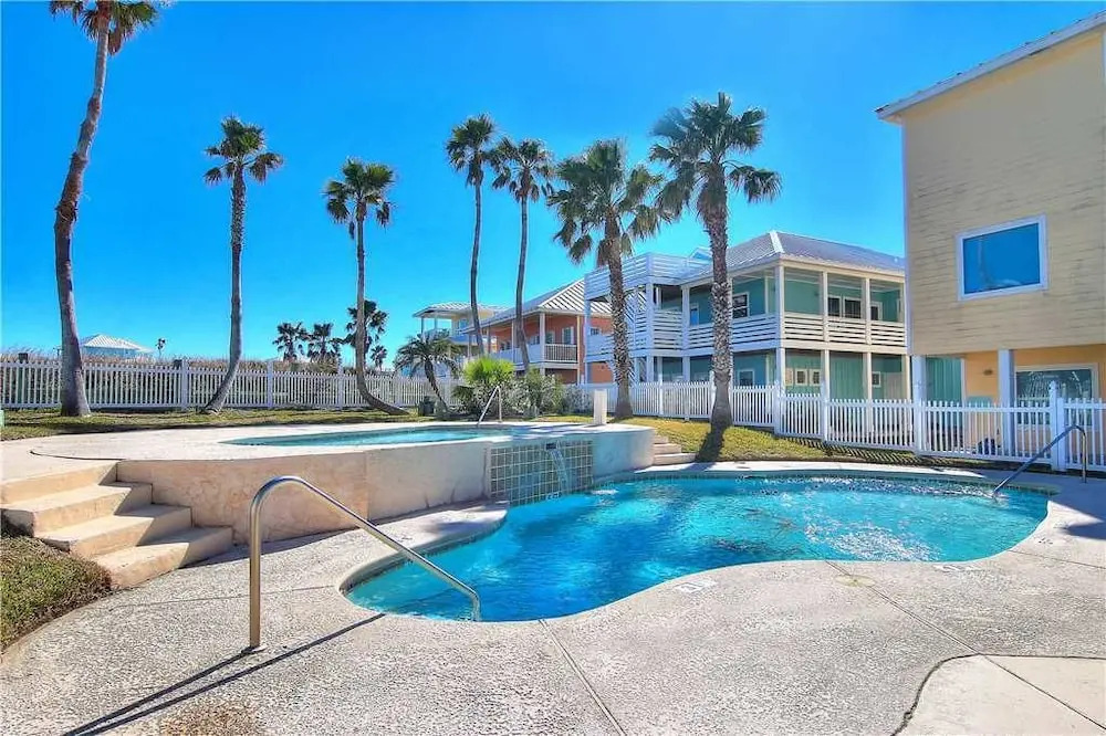 Aransas Palms - 4 Br home by RedAwning