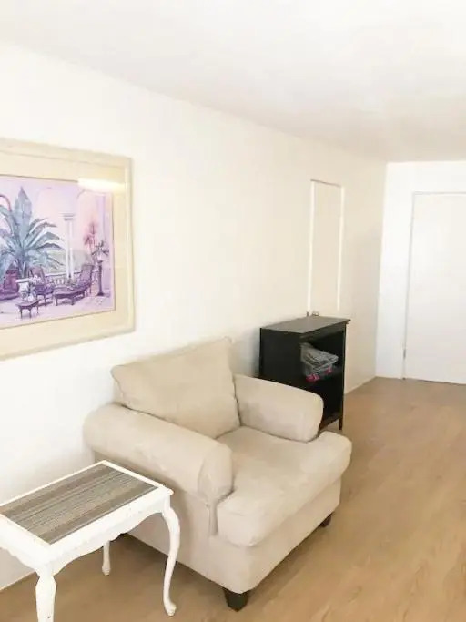 Burns Court Apartment