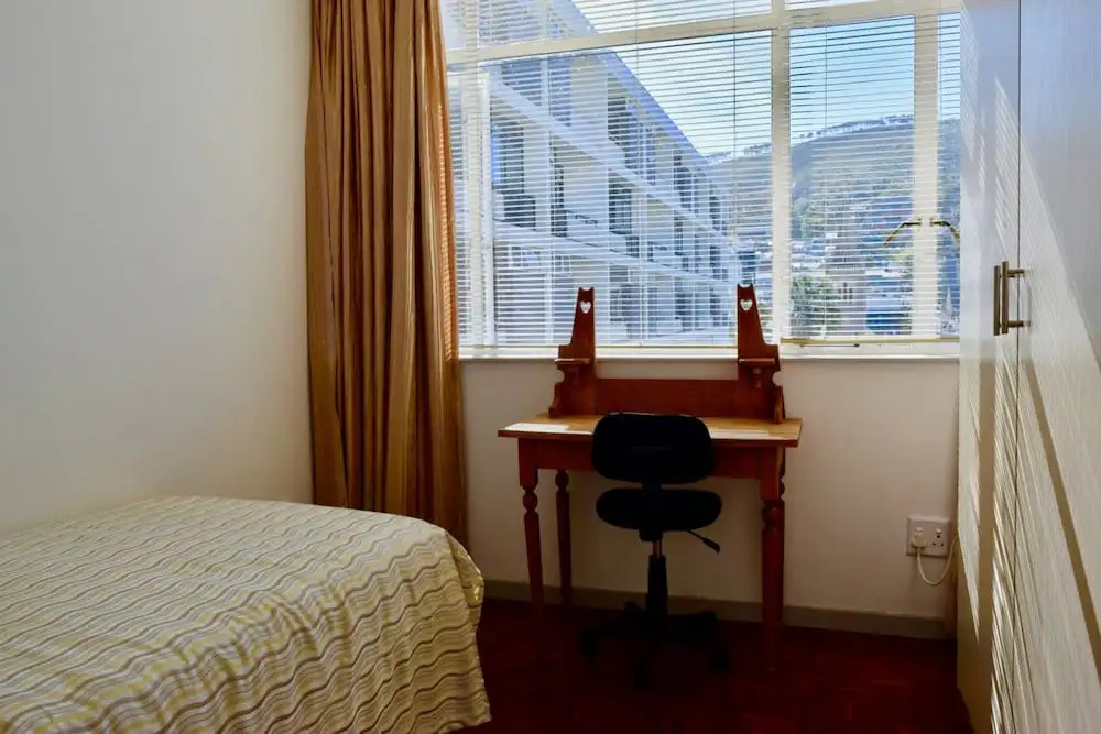 Sunny 2 Bedroom Apartment by The Company's Gardens