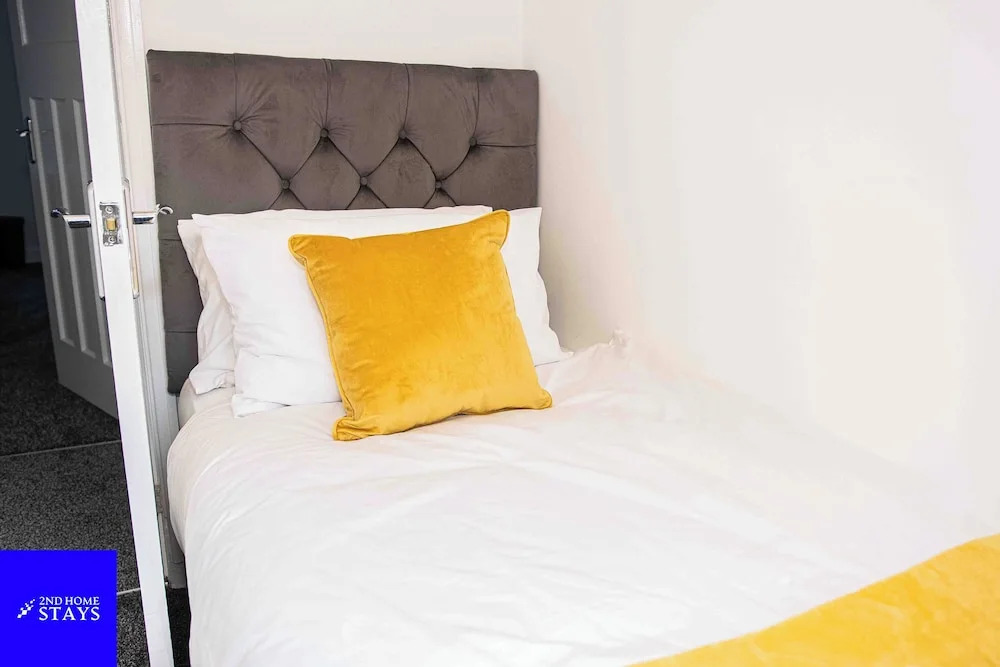 Stoke House Sleeps 5 With Garden and Parking