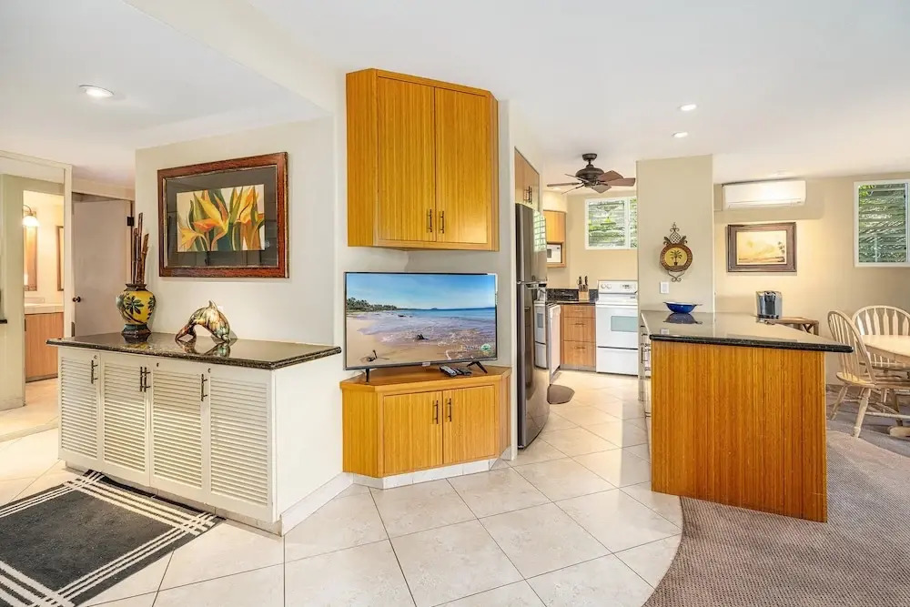 Hale Hui Kai 202 - Keawakapu Beach, Garden Views, Steps to the Beach, Split AC!