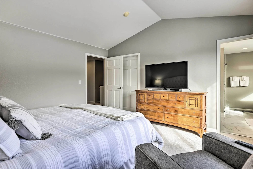 Stunning Mtn Views & Hot Tub: Silverthorne Retreat