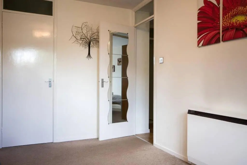 Central quiet self check in 1 bedroom apartment up to 4
