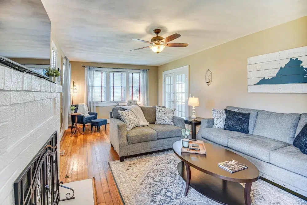 Charming Smithfield House: Walk to Downtown!