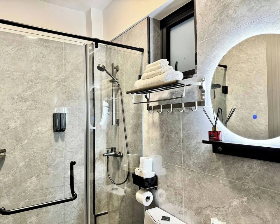 Tranquil 2-bedroom Apartment With Nature and City Views