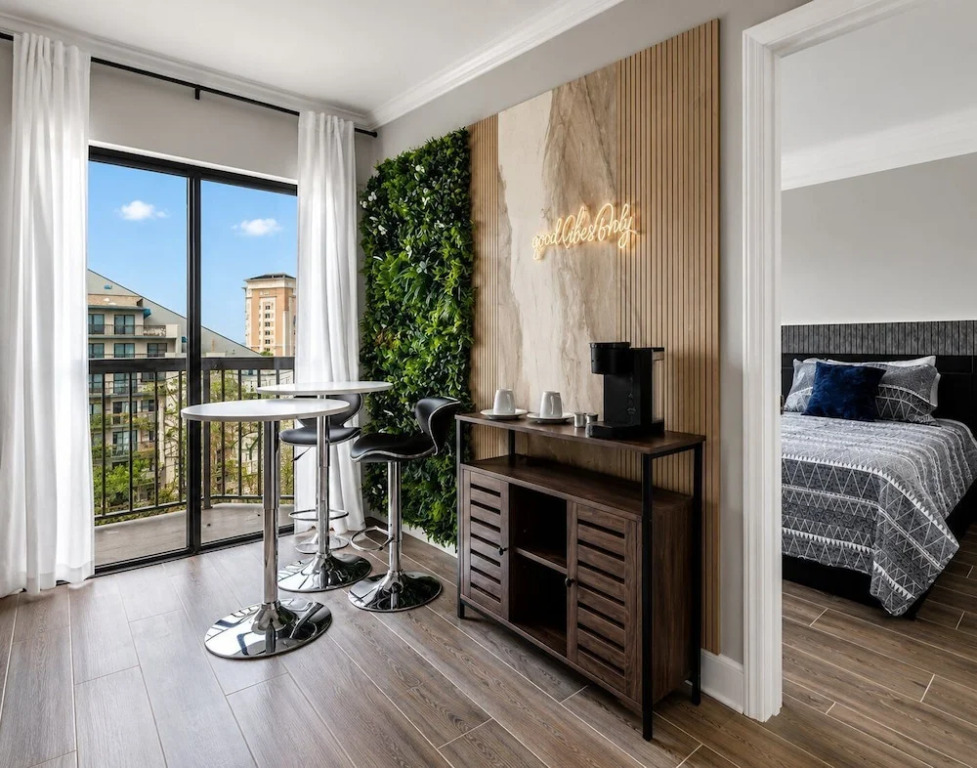 Modern 2BR Suite at Enclave 5min Universal
