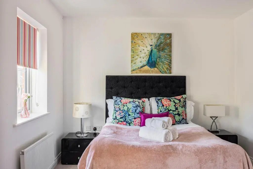 Superb 3-bed House With Parking Garden in London