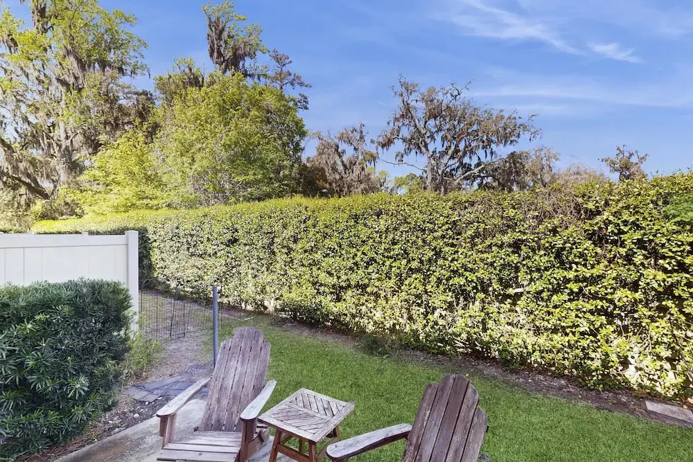 Charming Southern Townhouse W/enclosed Yard & Access to Community Pool