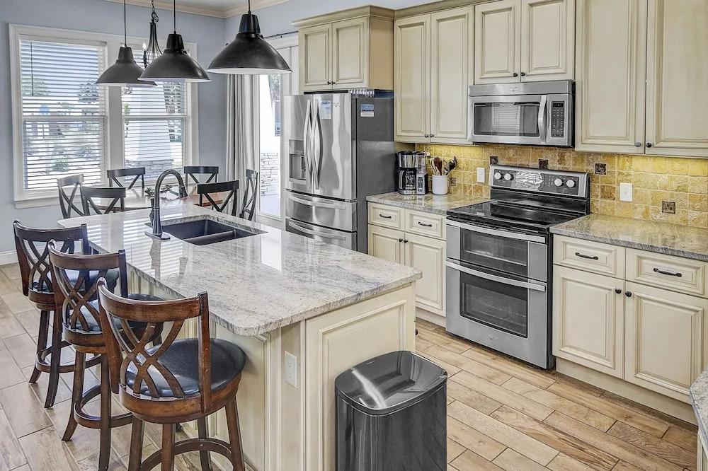 5 Bed, 5 Bath Beach Home/Only a 3 Minute Walk To The Beach! SLEEPS 12