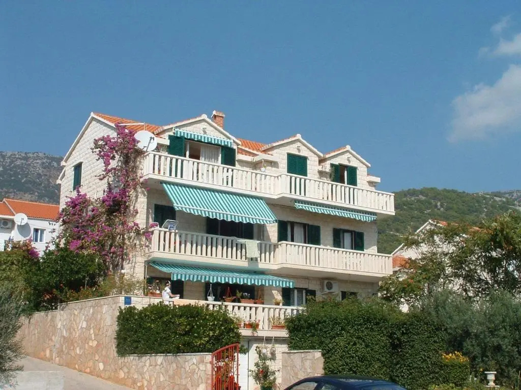 Apartments and rooms Mate1-near sea