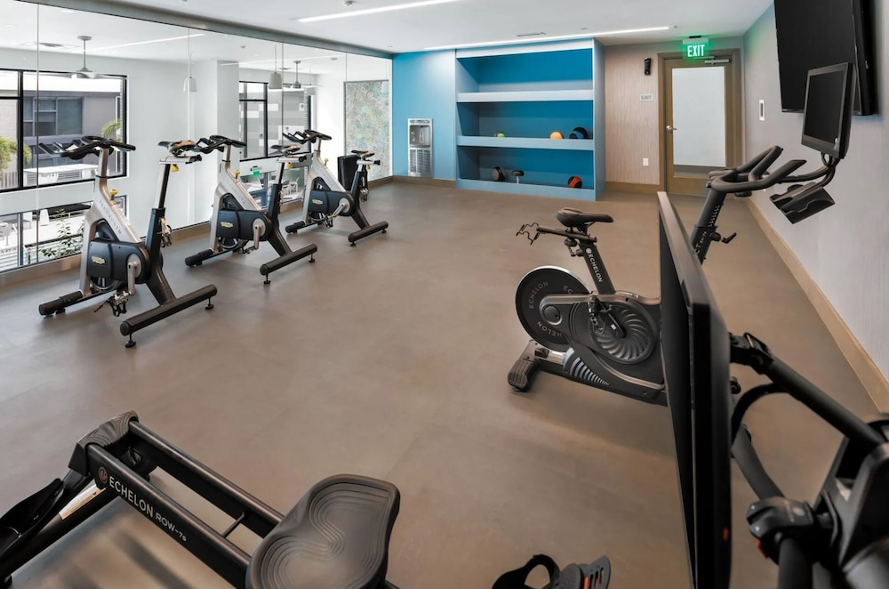 Virelli Apartments Upscale King Suite in the Heart of Orlando w Pool