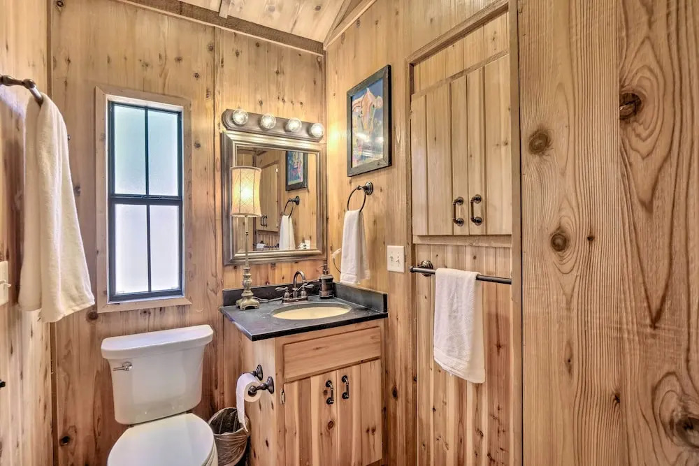 Close to Skiing: Cabin w/ Pool Access in Breck