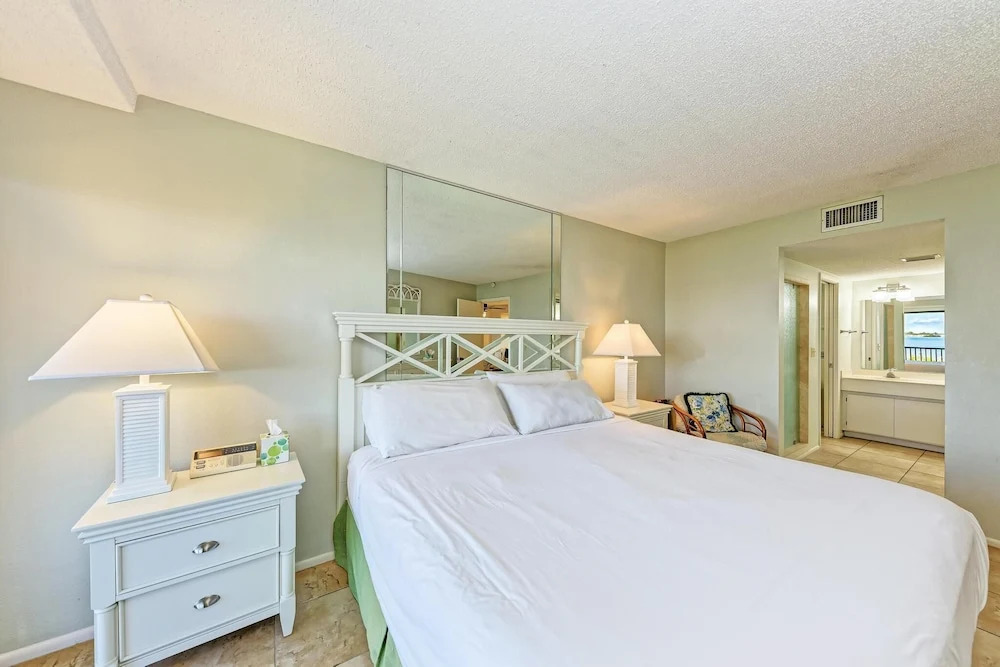 Coquina Tropics-3 Bedrooms- Bathroom-water Views From Every Room