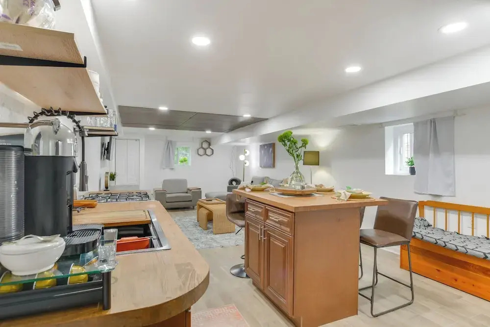 2 Mi to Logan Square: Pet-friendly Urban Oasis!