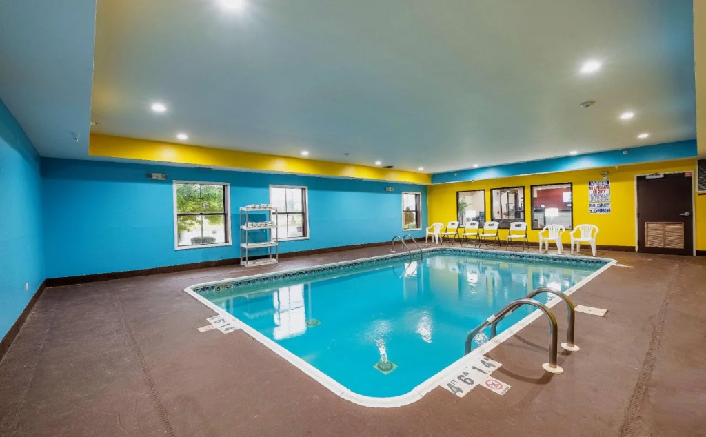 Econo Lodge Inn & Suites
