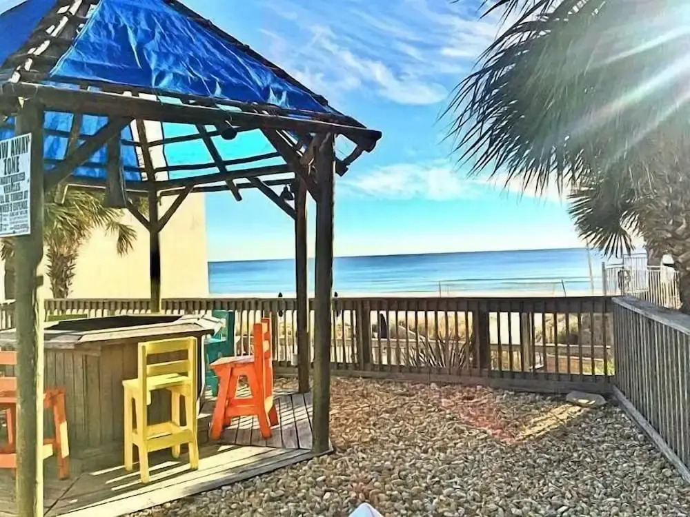 Pet Friendly Ground Level Steps to the Sand, Pool, Hot Tub, Wifi