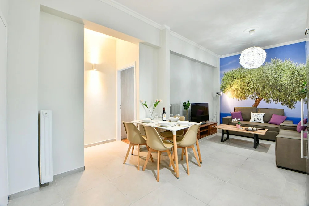 Fresh & renovated apartment next to metro station