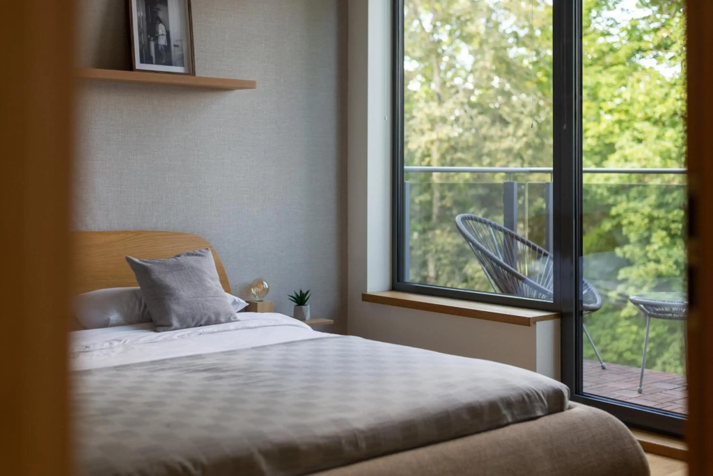 2 Bedroom Apt, 2 garage spots & balconies, self check-in, by Cohost